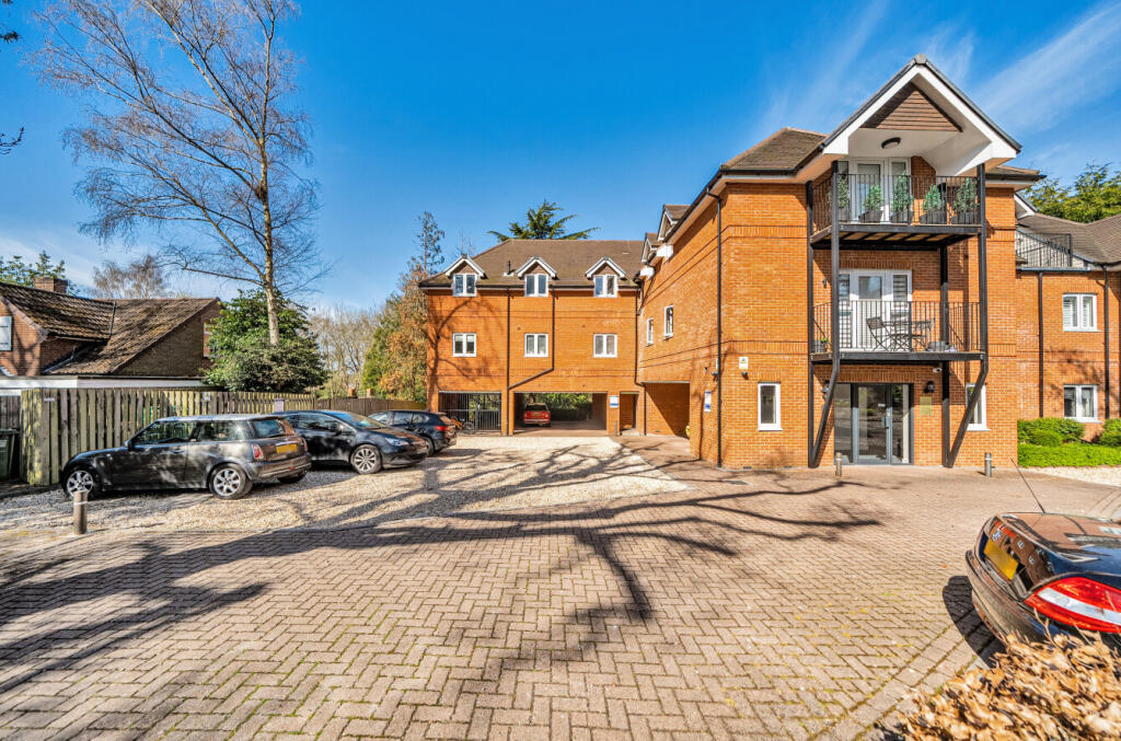 2 bed 1st Floor Flat for rent in Hedge End. From Beals - Bitterne