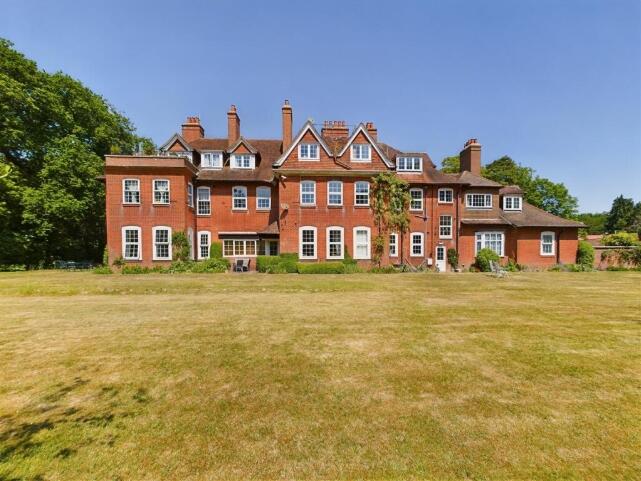 2 bed 1st Floor Flat for rent in Hedge End. From Beals - Bitterne
