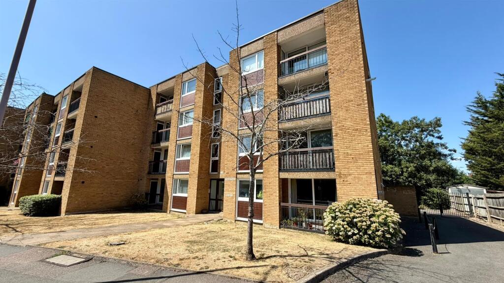 2 bed 1st Floor Flat for rent in Stoneleigh. From Centro - Sutton - Lettings