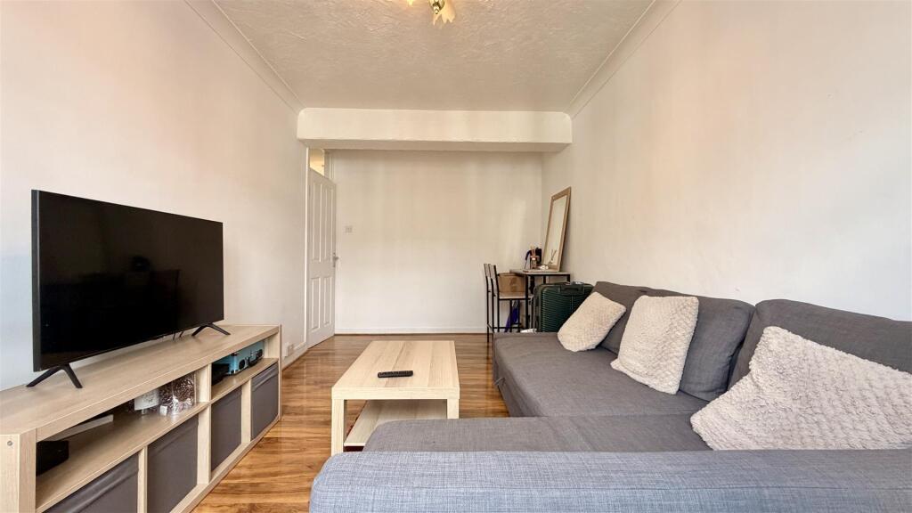 2 bed Apartment for rent in Stoneleigh. From Centro - Sutton - Lettings 2 bed Apartment for rent in Stoneleigh. From Centro - Sutton - Lettings