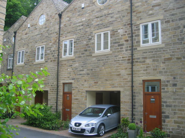 3 bed Mid Terraced House for rent in Holmfirth. From Whitegates Estate Agents - Huddersfield