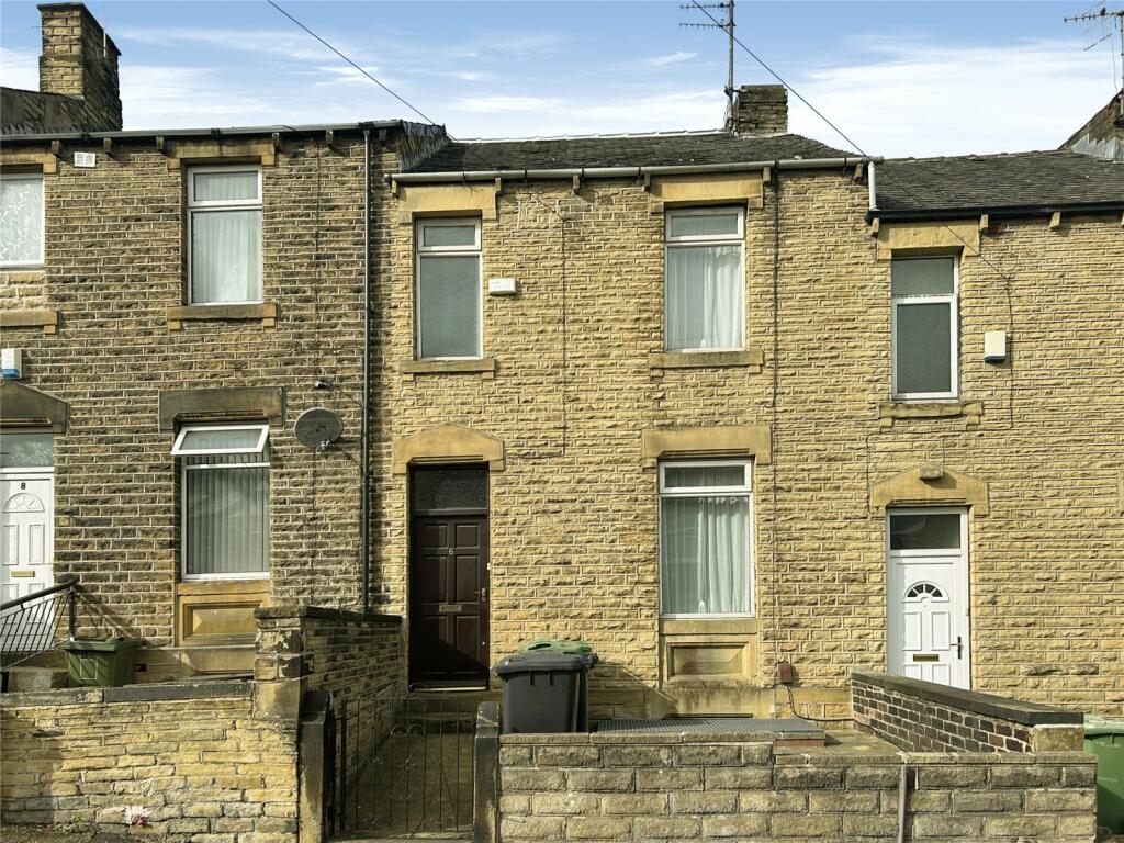 4 bed Mid Terraced House for rent in Huddersfield. From Whitegates Estate Agents - Huddersfield