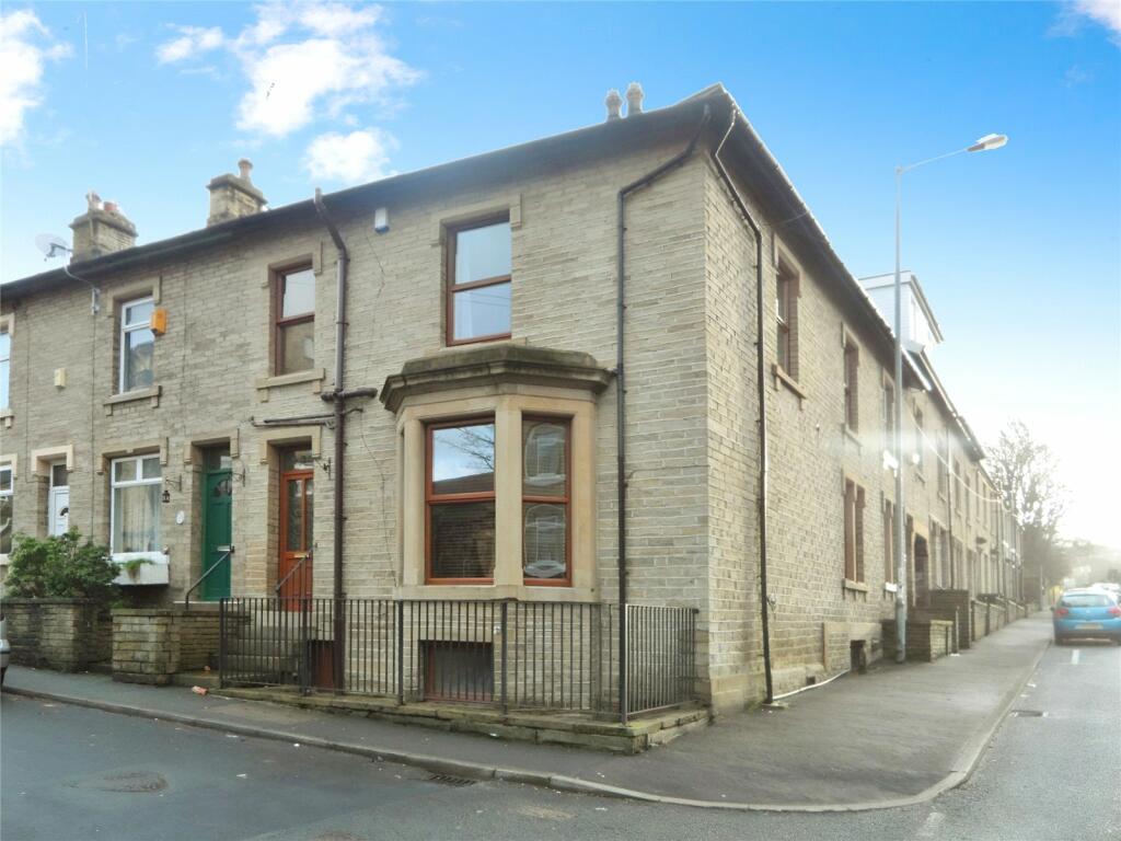3 bed End Terraced House for rent in Brighouse. From Whitegates Estate Agents - Huddersfield