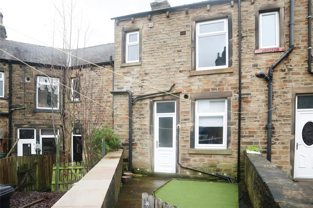 2 bed Mid Terraced House for rent in Brighouse. From Whitegates - Huddersfield