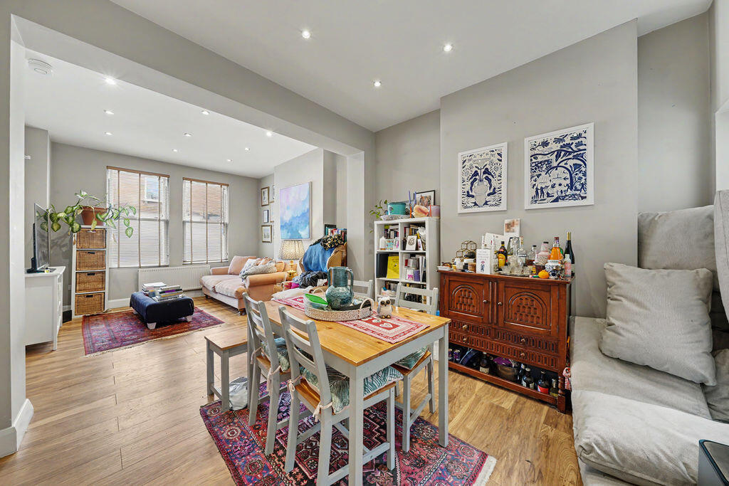 2 bed 1st Floor Flat for rent in London. From Patrick Henry Ltd
