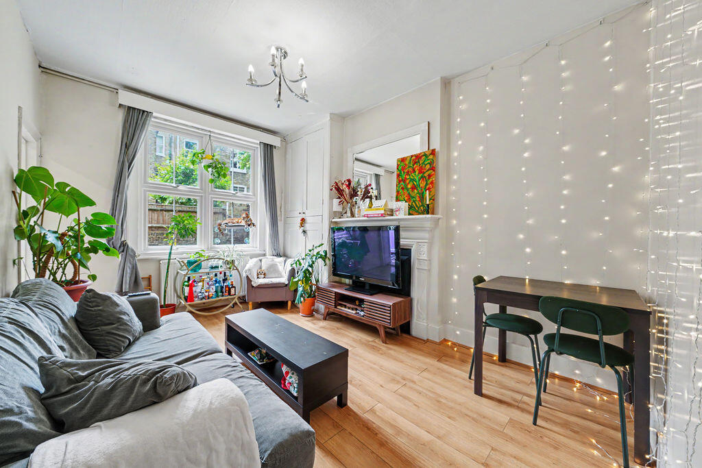 4 bed 1st Floor Flat for rent in Clapham. From Patrick Henry Ltd