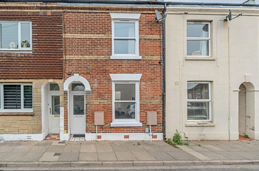 2 bed Mid Terraced House for rent in Portsmouth. From Beals - North End 2 bed Mid Terraced House for rent in Portsmouth. From Beals - North End