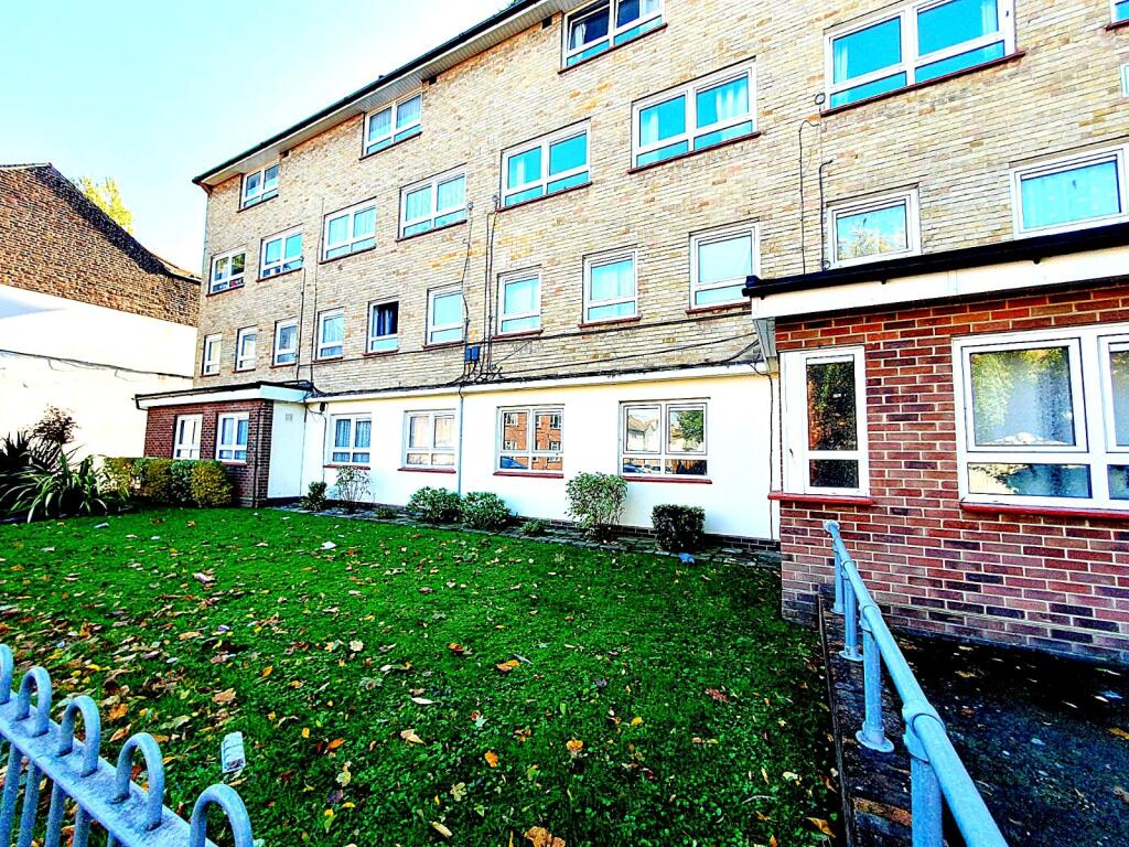 4 bed 1st Floor Flat for rent in Portsmouth. From Beals - North End 4 bed 1st Floor Flat for rent in Portsmouth. From Beals - North End