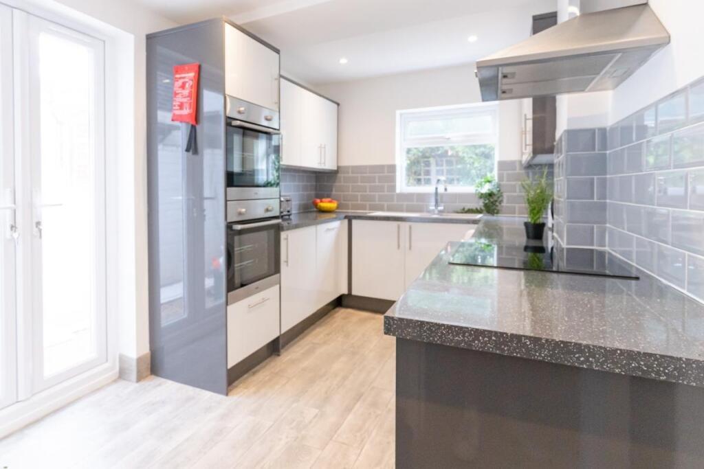 6 bed Mid Terraced House for rent in Portsmouth. From Beals - Southsea 6 bed Mid Terraced House for rent in Portsmouth. From Beals - Southsea