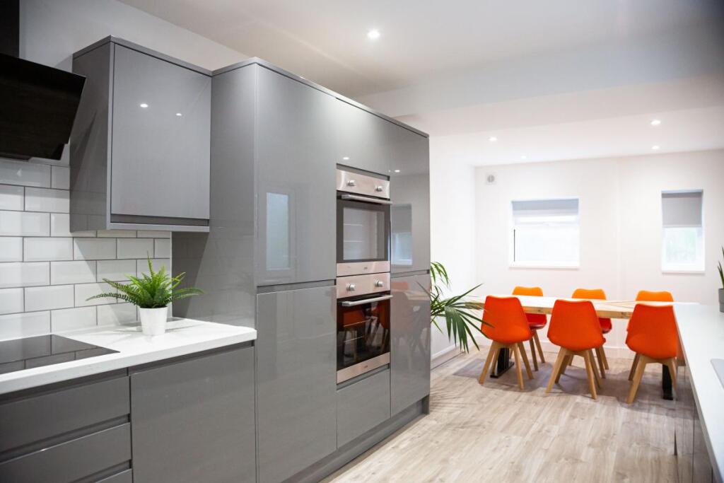 7 bed Mid Terraced House for rent in Portsmouth. From Beals - Southsea