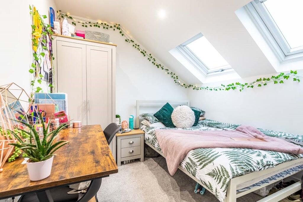 7 bed Mid Terraced House for rent in Portsmouth. From Beals - Southsea