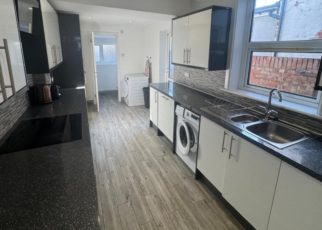 6 bed Mid Terraced House for rent in Portsmouth. From Beals - Southsea 6 bed Mid Terraced House for rent in Portsmouth. From Beals - Southsea
