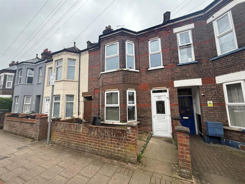 3 bed Mid Terraced House for rent in Luton. From P and R Property - Luton 3 bed Mid Terraced House for rent in Luton. From P and R Property - Luton