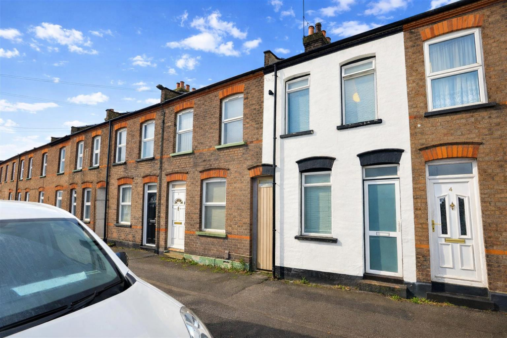 2 bed Mid Terraced House for rent in Luton. From P and R Property - Luton