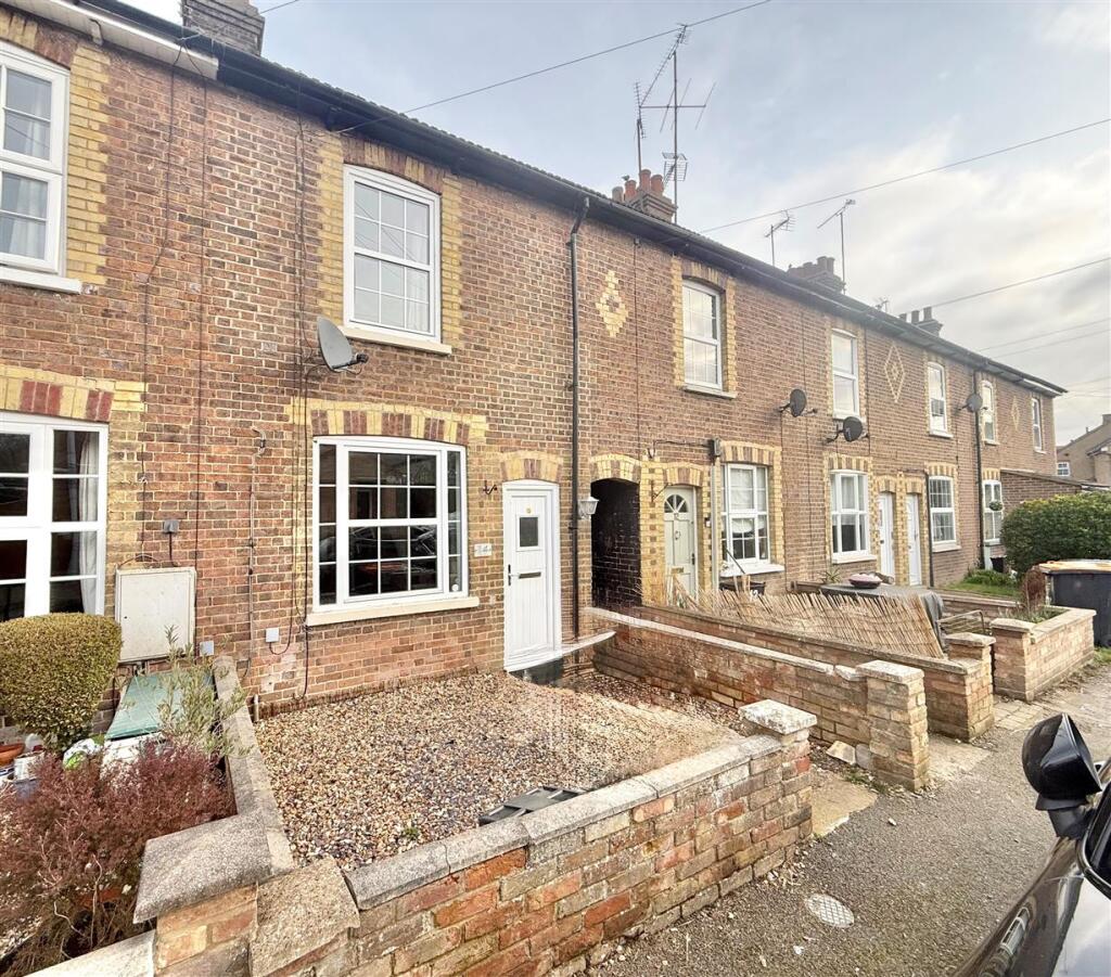 3 bed Mid Terraced House for rent in Chalton. From P and R Property - Luton