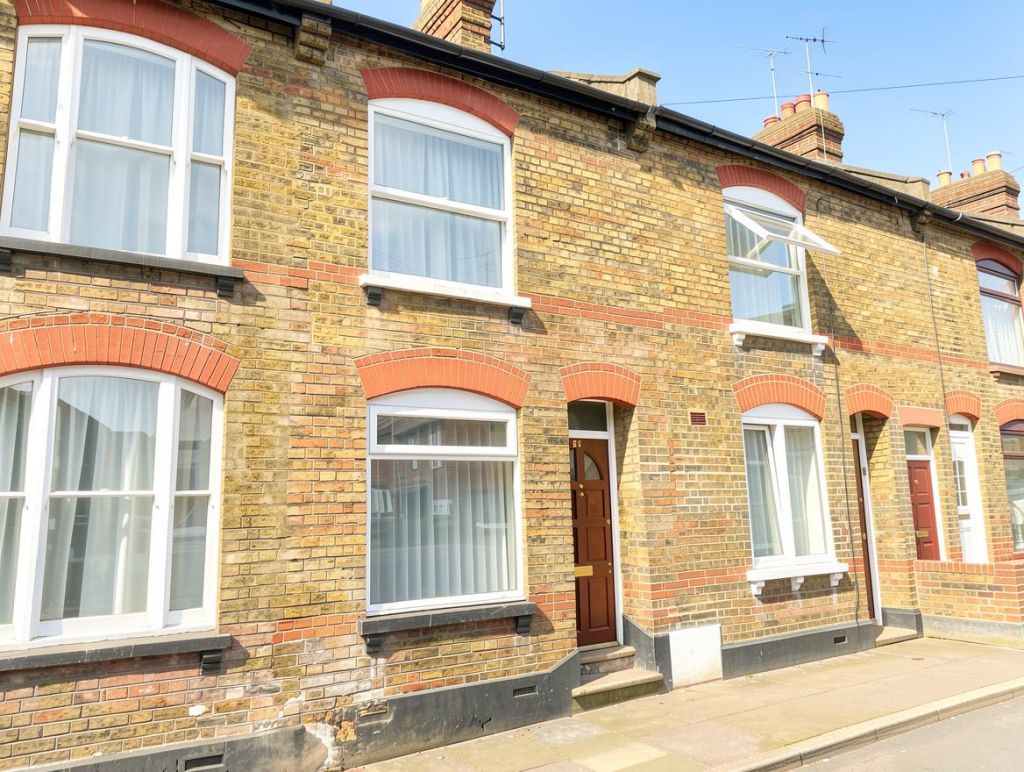 2 bed Mid Terraced House for rent in Luton. From P and R Property - Luton