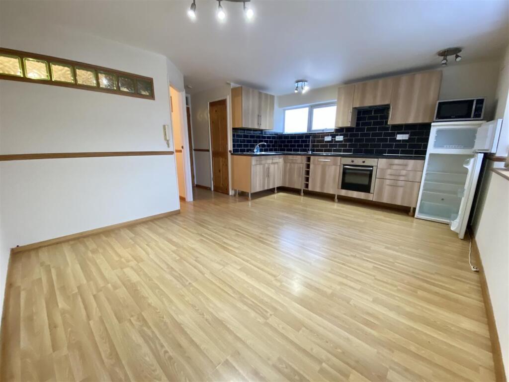 1 bed Apartment for rent in Cockernhoe. From P and R Property - Luton