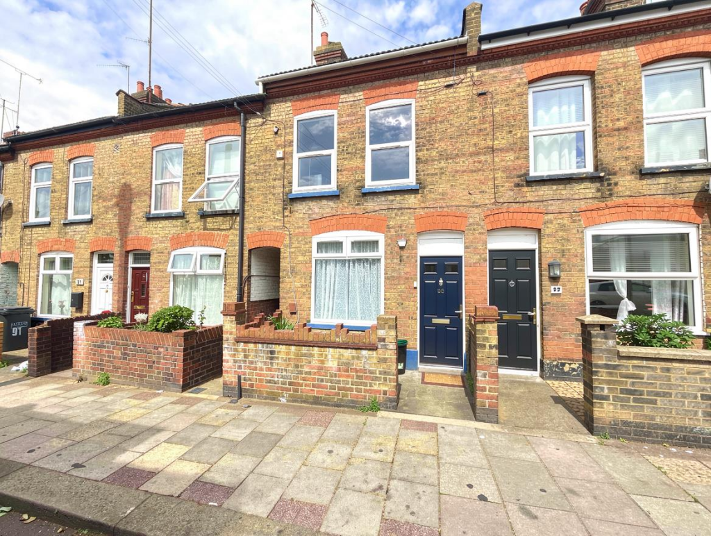 3 bed Mid Terraced House for rent in Mangrove Green. From P and R Property - Luton