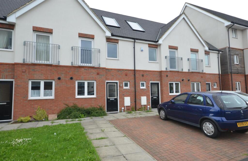 2 bed Mid Terraced House for rent in Chalton. From P and R Property - Luton 2 bed Mid Terraced House for rent in Chalton. From P and R Property - Luton