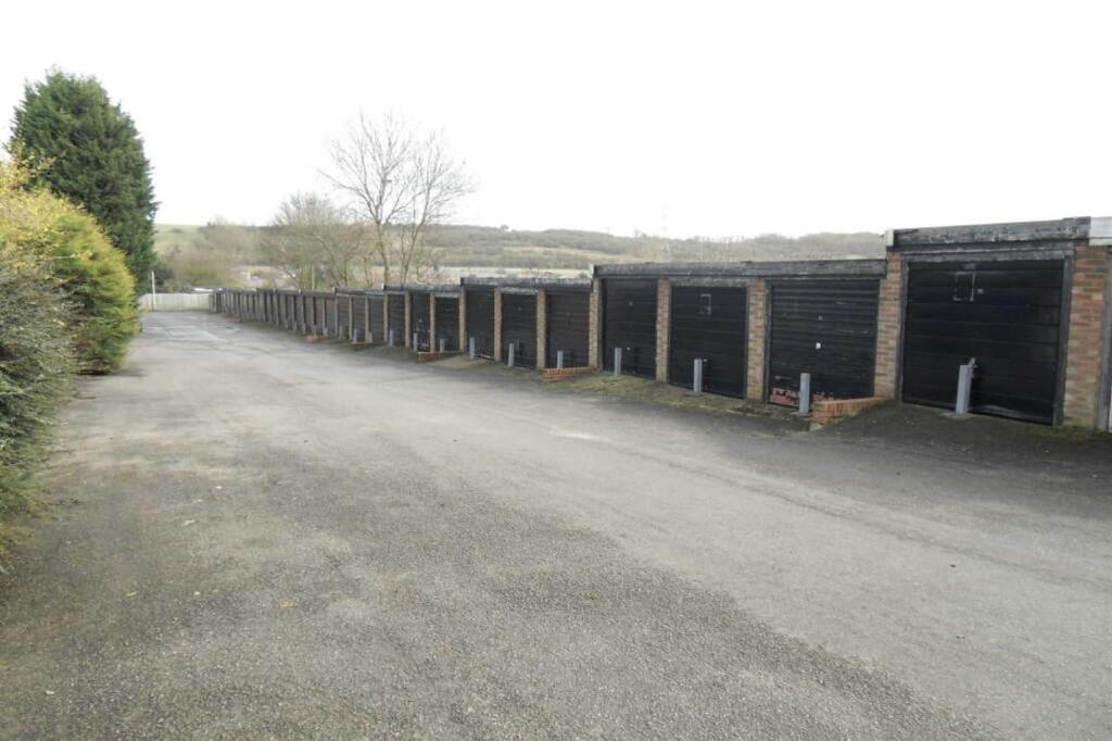 4 bed Garages for rent in Dunstable. From P and R Property - Luton