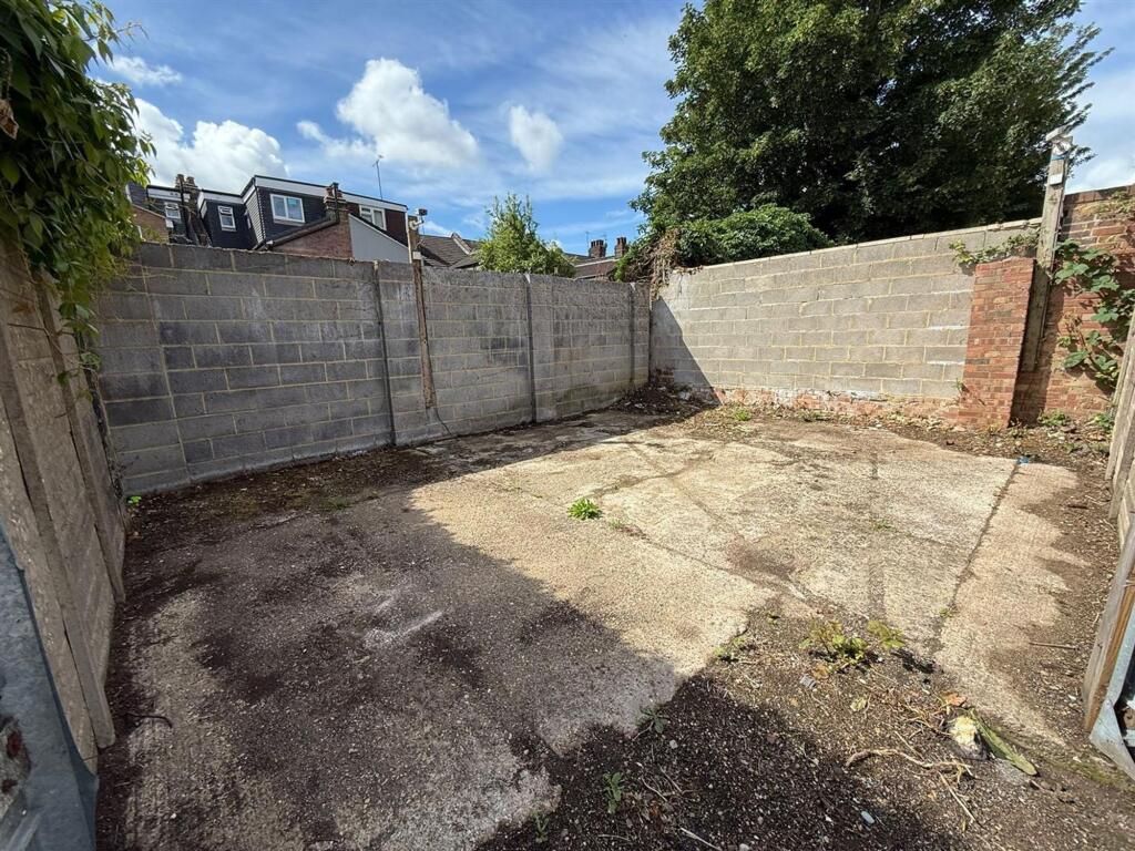 4 bed Dev Land - Leisure for rent in Cockernhoe. From P and R Property - Luton