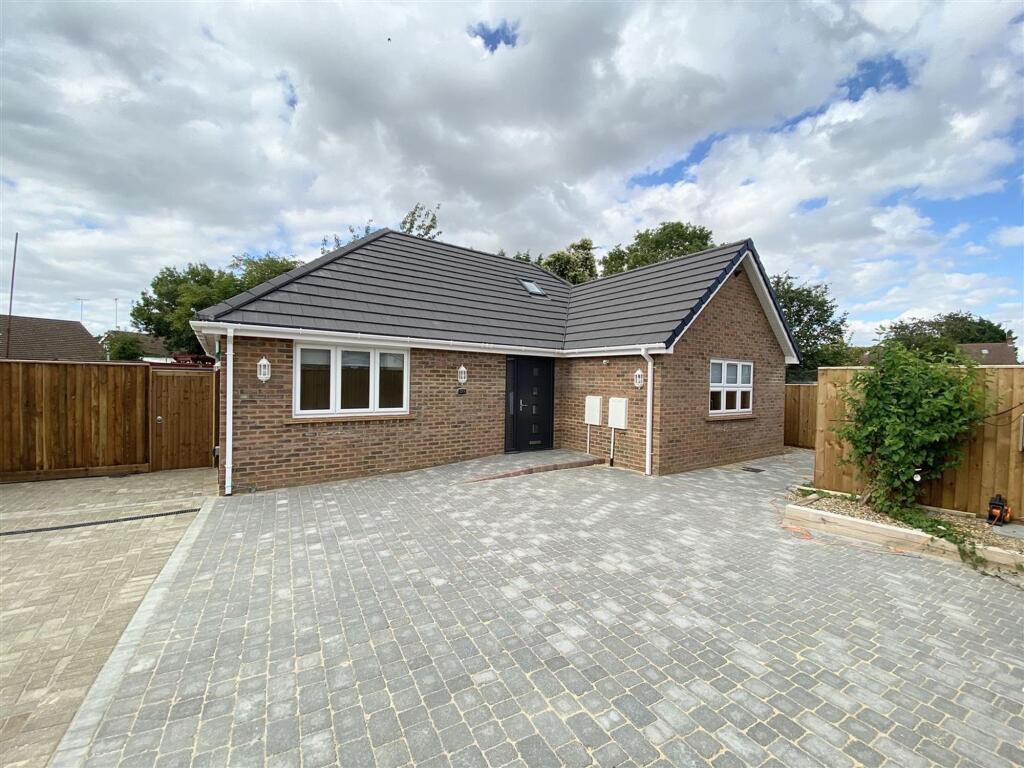 3 bed Detached bungalow for rent in Luton. From P and R Property - Luton