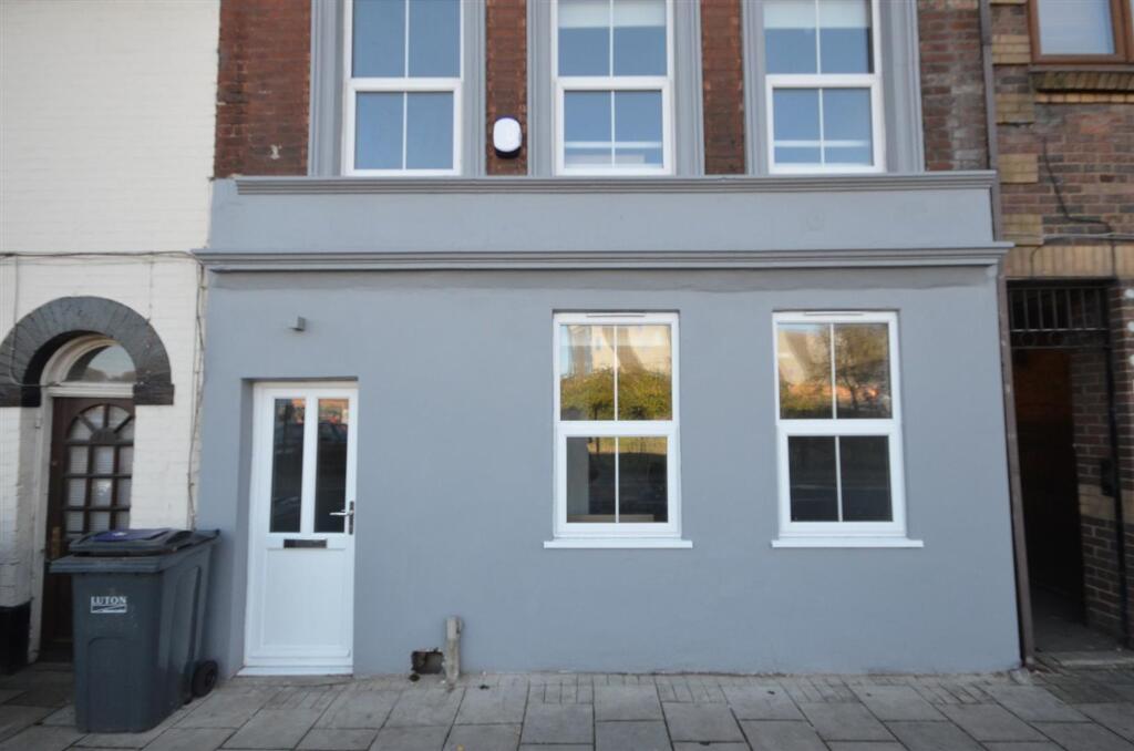 3 bed Mid Terraced House for rent in Luton. From P and R Property - Luton 3 bed Mid Terraced House for rent in Luton. From P and R Property - Luton