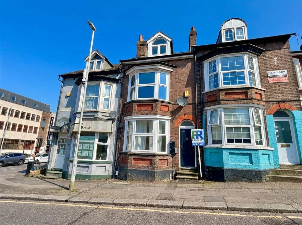 2 bed 1st Floor Flat for rent in Luton. From P and R Property - Luton