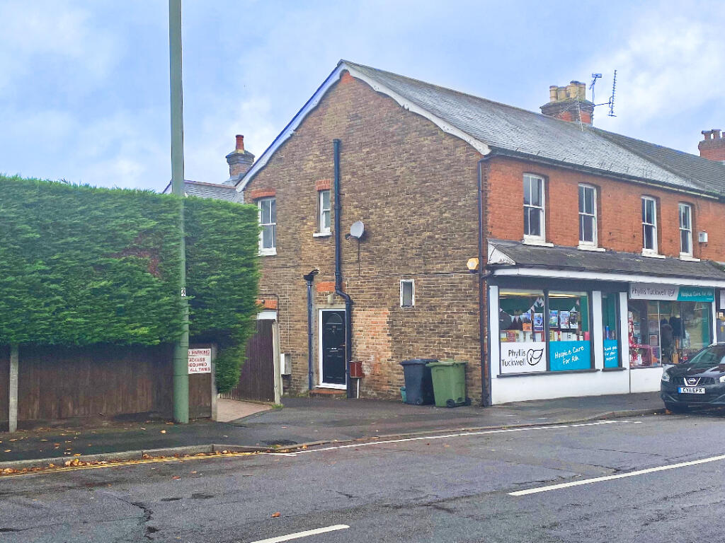 3 bed 1st Floor Flat for rent in Wyke. From Bridges Estate Agents - Ash Vale 3 bed 1st Floor Flat for rent in Wyke. From Bridges Estate Agents - Ash Vale
