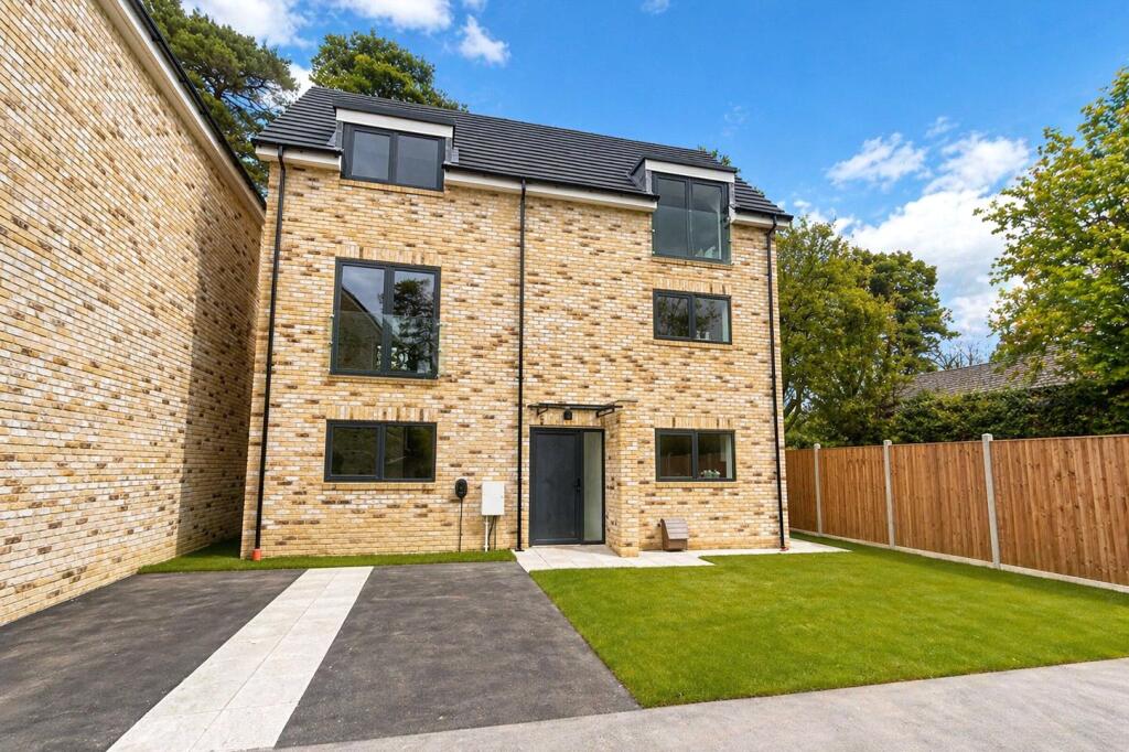 5 bed Detached for rent in Farnborough. From Bridges Estate Agents - Farnborough