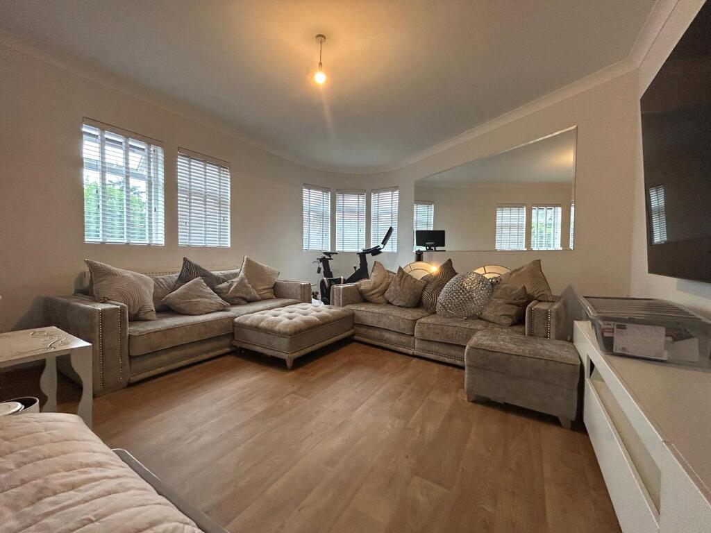4 bed 1st Floor Flat for rent in Farnborough. From Bridges Estate Agents - Farnborough