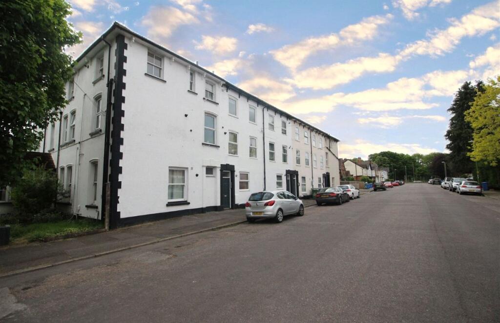 1 bed Mid Terraced House for rent in Farnborough. From Bridges Estate Agents - Farnborough