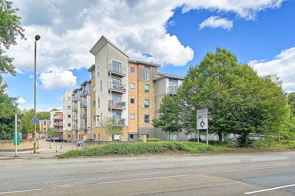 1 bed Mid Terraced House for rent in Farnborough. From Bridges Estate Agents - Farnborough