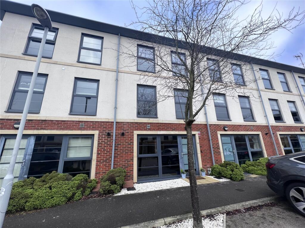 4 bed Town House for rent in Farnborough. From Bridges Estate Agents - Farnborough