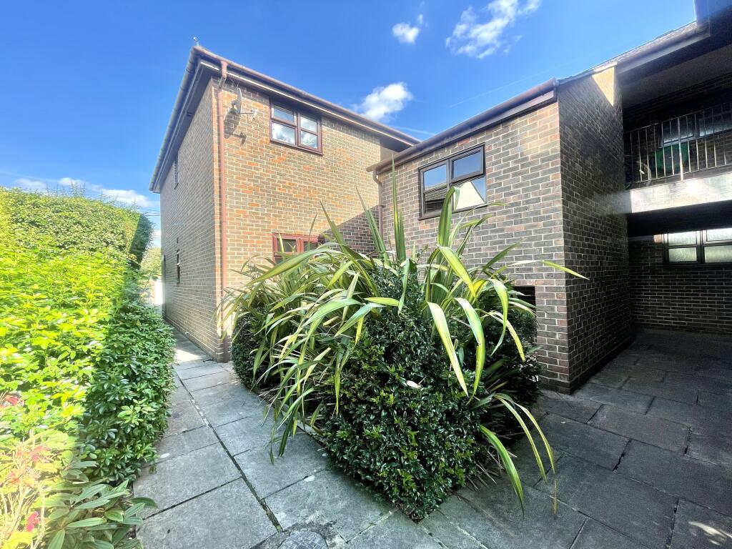 1 bed 1st Floor Flat for rent in Heath End. From Bridges Estate Agents - Farnham