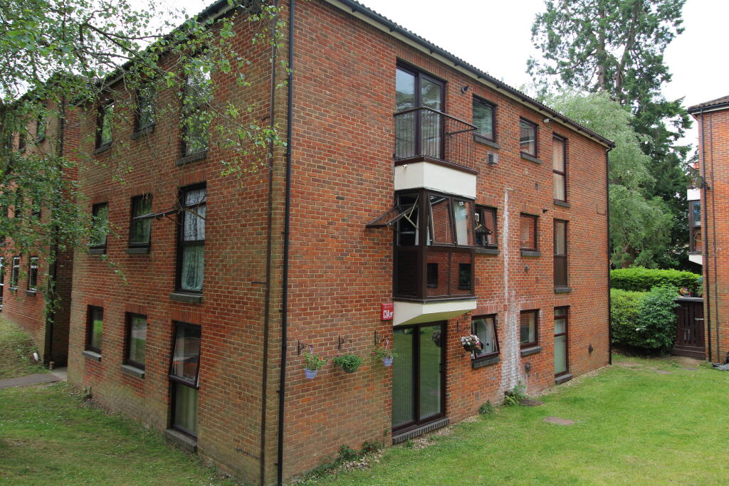 2 bed 1st Floor Flat for rent in Heath End. From Bridges Estate Agents - Farnham 2 bed 1st Floor Flat for rent in Heath End. From Bridges Estate Agents - Farnham
