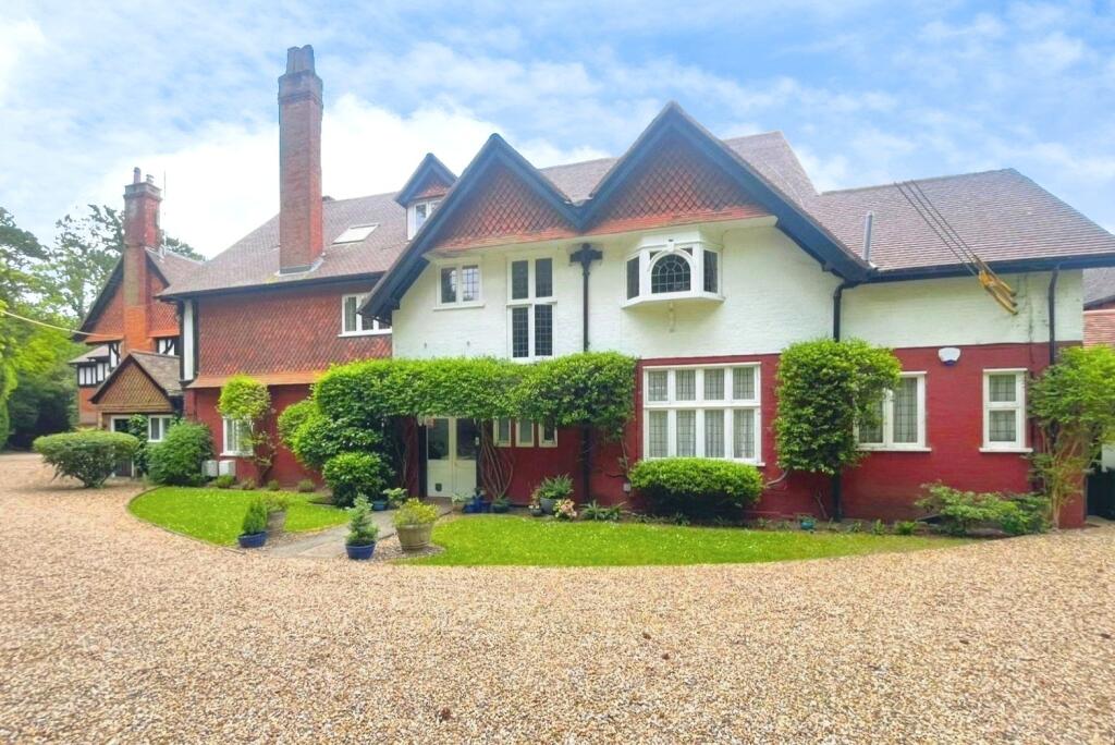 2 bed 1st Floor Flat for rent in Sandy Cross. From Bridges Estate Agents - Farnham