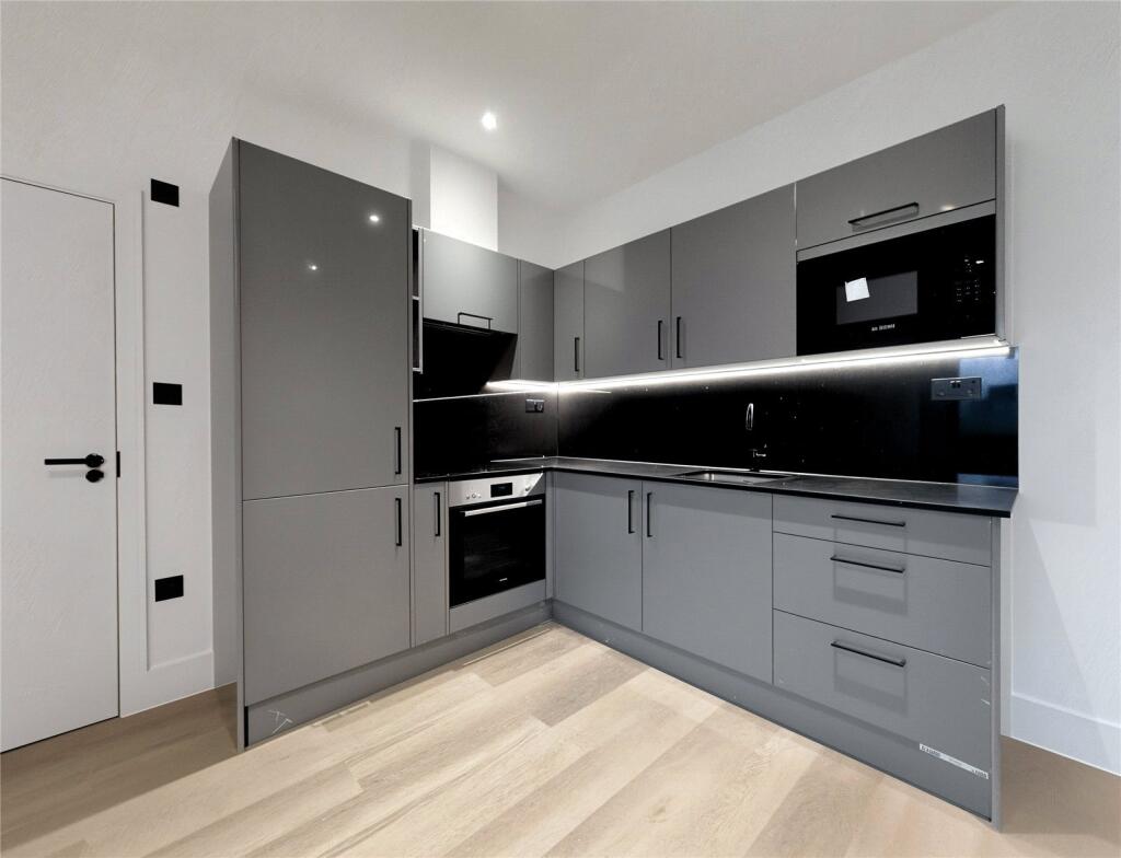 2 bed 1st Floor Flat for rent in Elvetham Heath. From Bridges Estate Agents - Fleet
