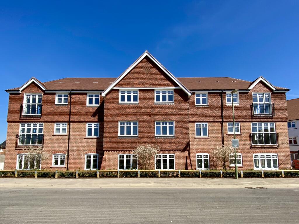 2 bed 1st Floor Flat for rent in Elvetham Heath. From Bridges Estate Agents - Fleet