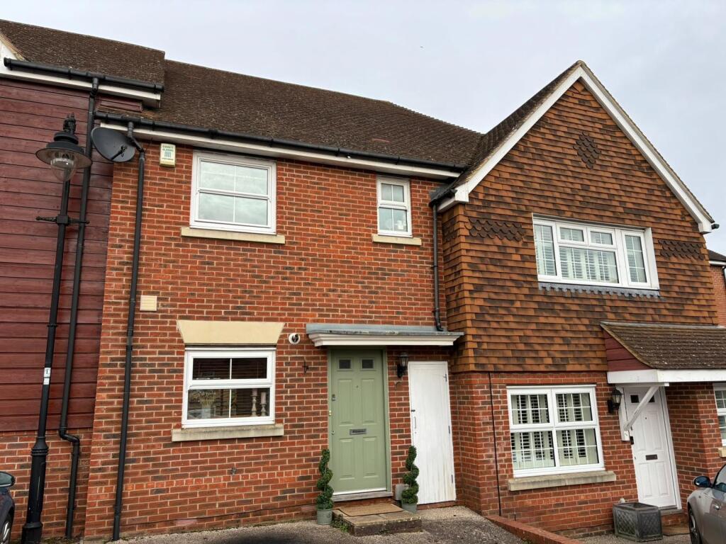 3 bed Mid Terraced House for rent in Elvetham Heath. From Bridges Estate Agents - Fleet