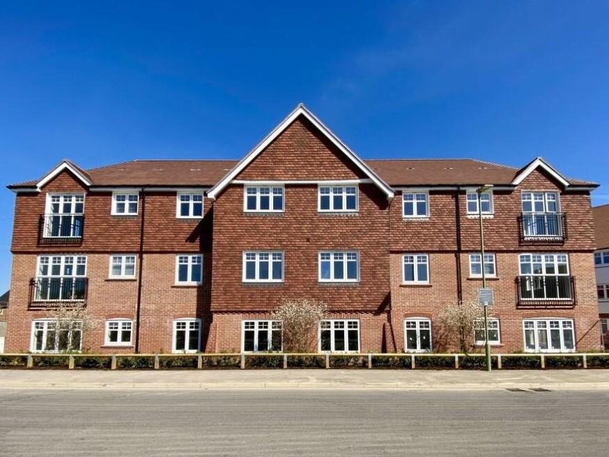 2 bed 1st Floor Flat for rent in Elvetham Heath. From Bridges Estate Agents - Fleet