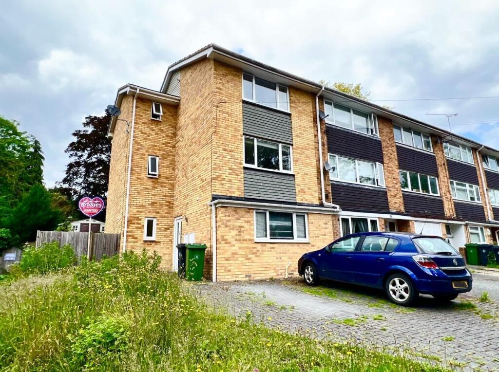 4 bed End of Terrace for rent in Frimley. From Bridges Estate Agents - Frimley