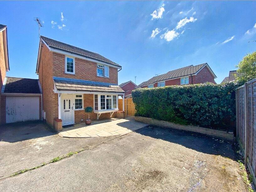 3 bed Detached for rent in Frimley. From Bridges Estate Agents - Frimley 3 bed Detached for rent in Frimley. From Bridges Estate Agents - Frimley