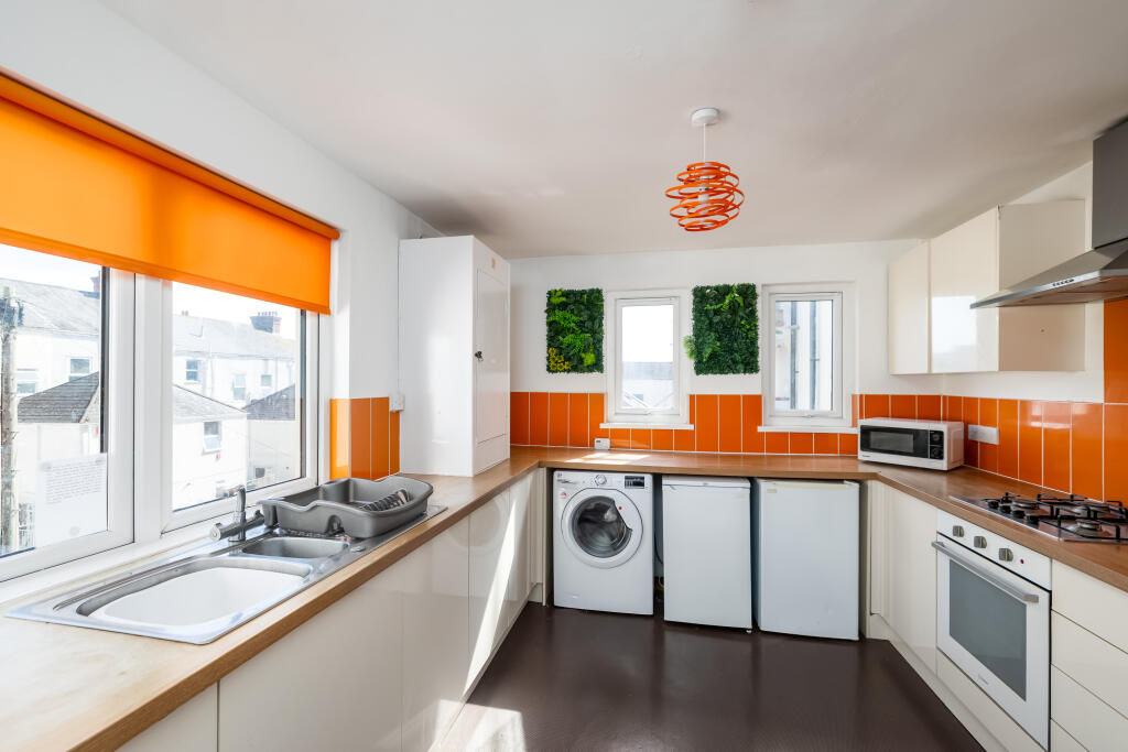 5 bed HMO for rent in Plymouth. From Student Life - Plymouth