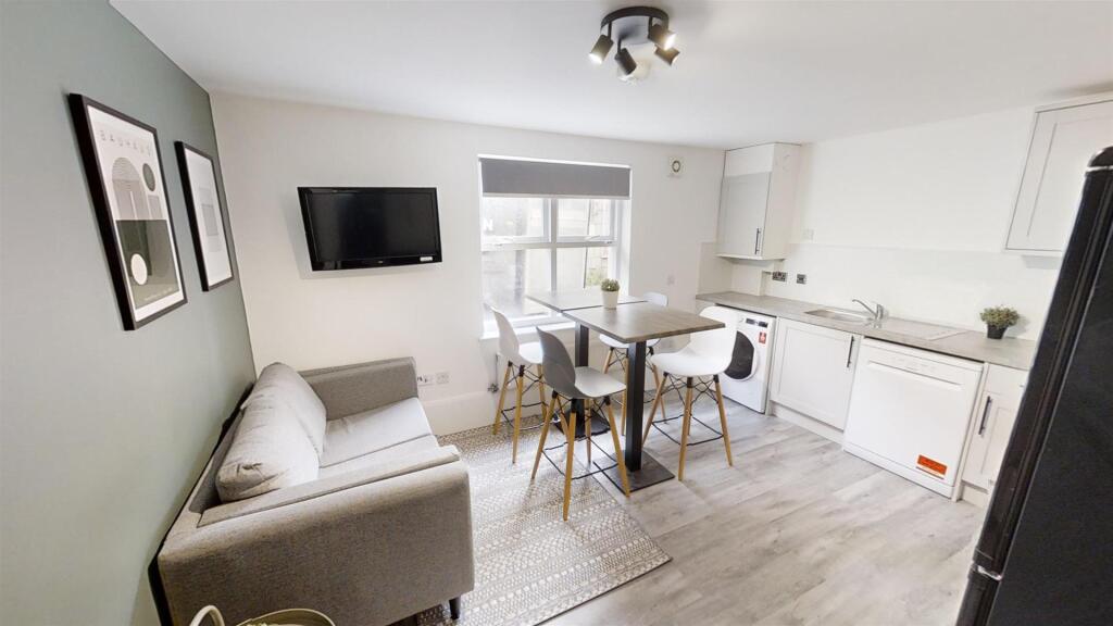 4 bed 1st Floor Flat for rent in Upper Swainswick. From Zest - Bath