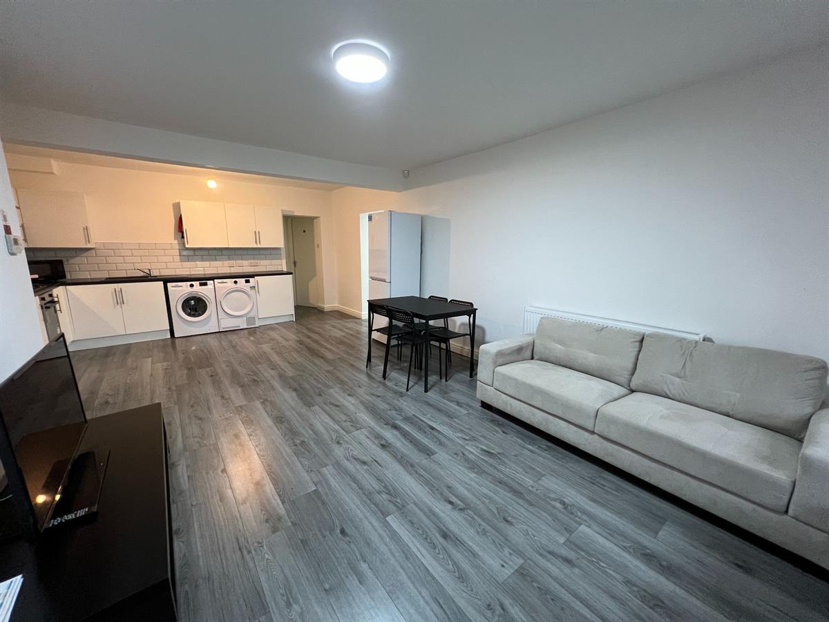 5 bed Semi Detached for rent in Manchester. From Buraq Estates