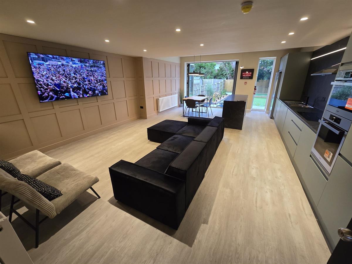 6 bed Semi Detached for rent in Manchester. From Buraq Estates 6 bed Semi Detached for rent in Manchester. From Buraq Estates