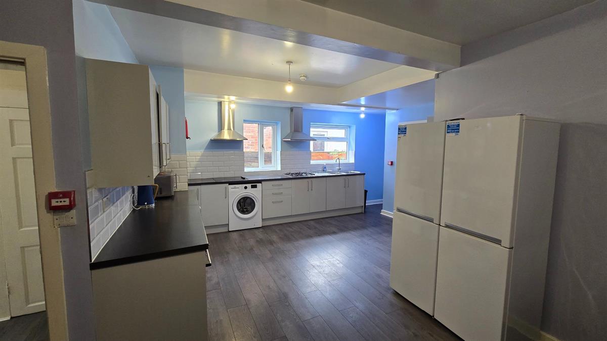 8 bed Semi Detached for rent in Manchester. From Buraq Estates 8 bed Semi Detached for rent in Manchester. From Buraq Estates