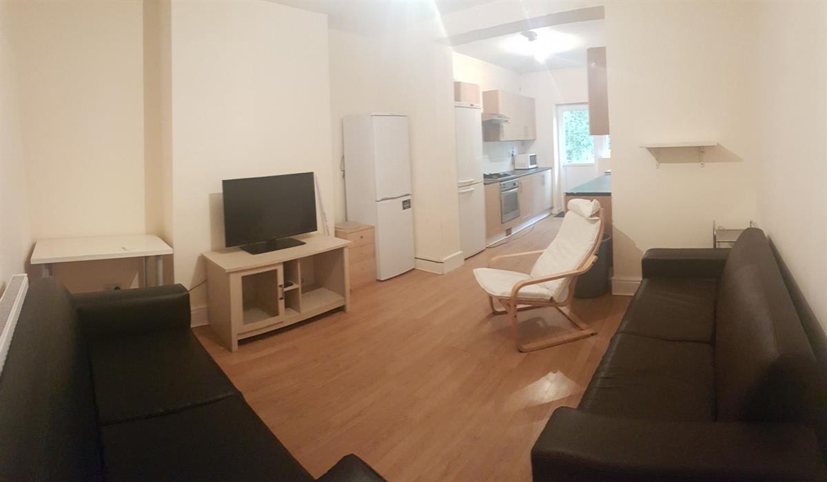 5 bed Semi Detached for rent in Gatley. From Buraq Estates 5 bed Semi Detached for rent in Gatley. From Buraq Estates