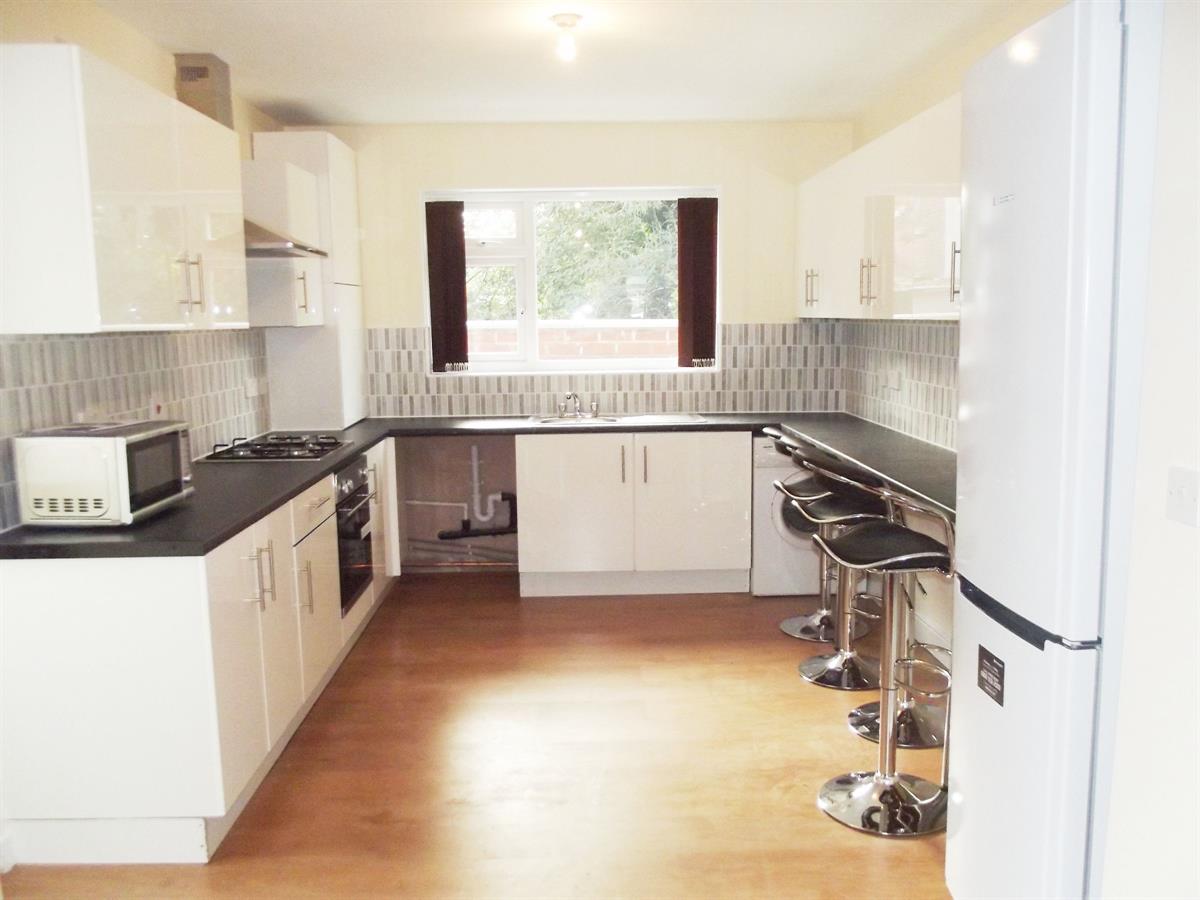 5 bed Semi Detached for rent in Manchester. From Buraq Estates